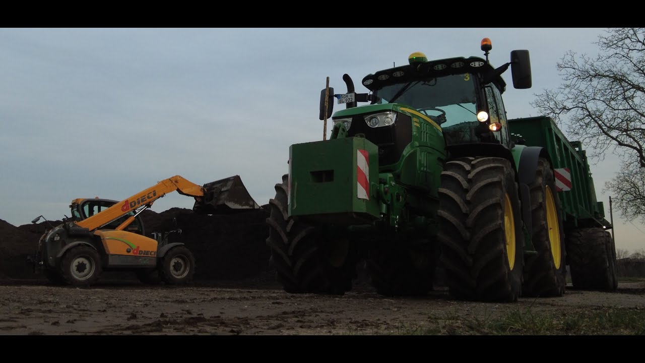 John Deere 6155R mit Tebbe am Kompoststreuen