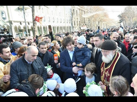 საშობაო ალილოს მსვლელობა პარლამენტის წინ