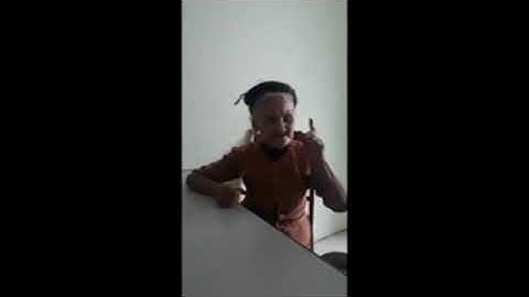 Cụ bà 83 tuổi nằng nặc xin trả sổ hộ nghèo