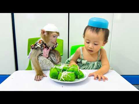 Monkey Kaka and Diem enjoy eating delicious steamed cassava with coconut.