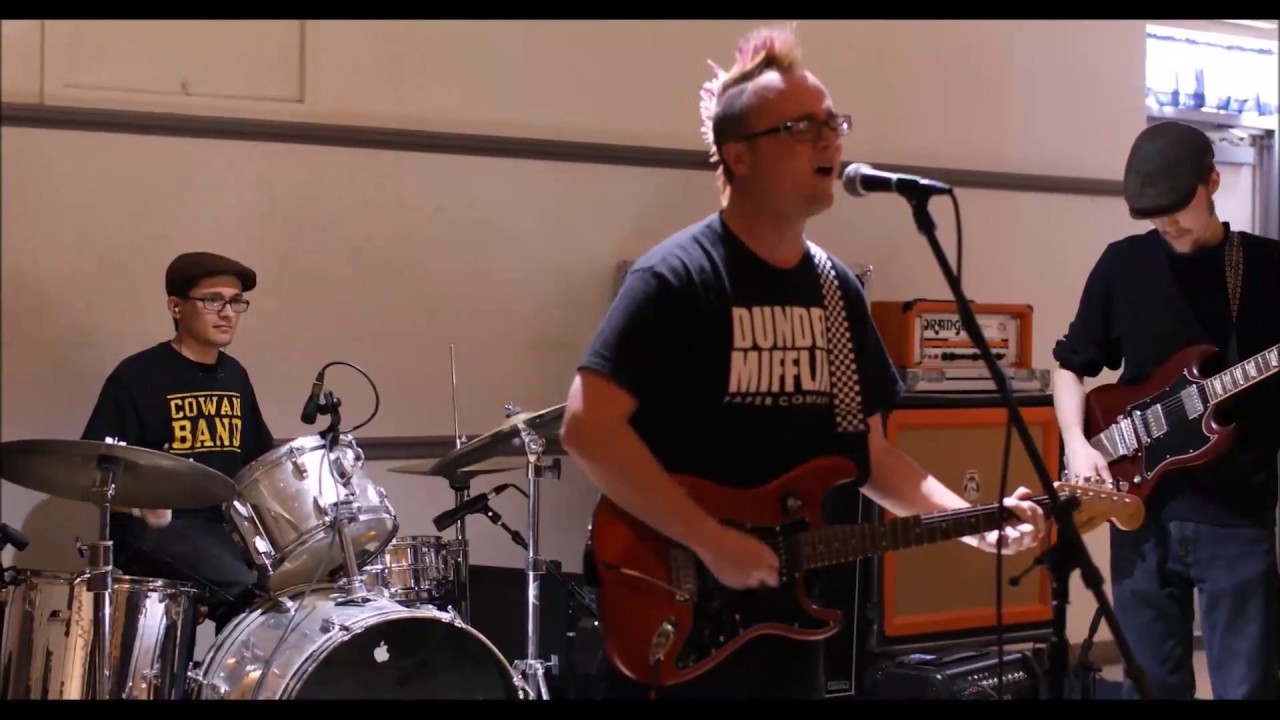 The Mess Inside - Bloom/Artificial Tears, Live at Eagle Aerie Hall 4/23/18 auf YouTube ansehen The Mess Inside - Bloom/Artificial Tears, Live at Eagle Aerie Hall 4/23/18 auf YouTube ansehen