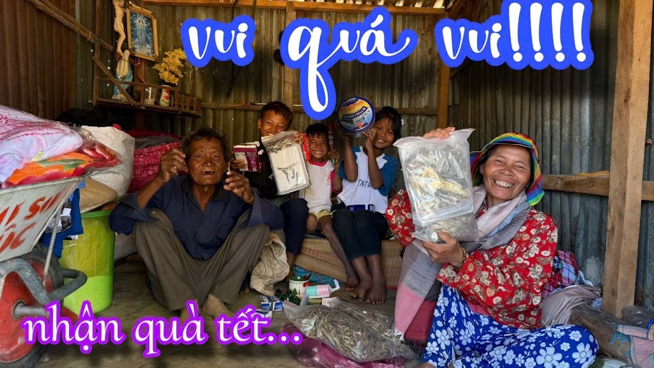 Бабушки, дедушки и внуки, живущие в горах, были вне себя от радости, получив подарки на Тет.