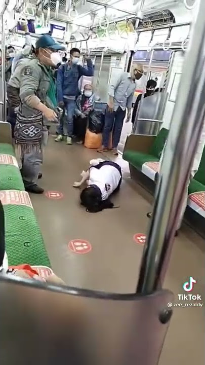 Wanita ini kejang kejang di dalam kereta api, karena penyakit ayan/epilepsi