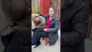 mẹ nhìn tay con này