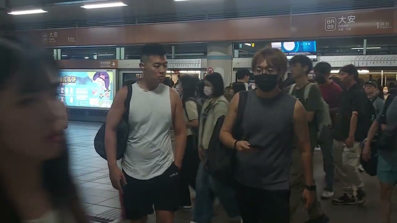 台北捷運 文湖線 大安站 下班尖峰時刻人潮(往南港展覽館方向) [BR09 TN]
