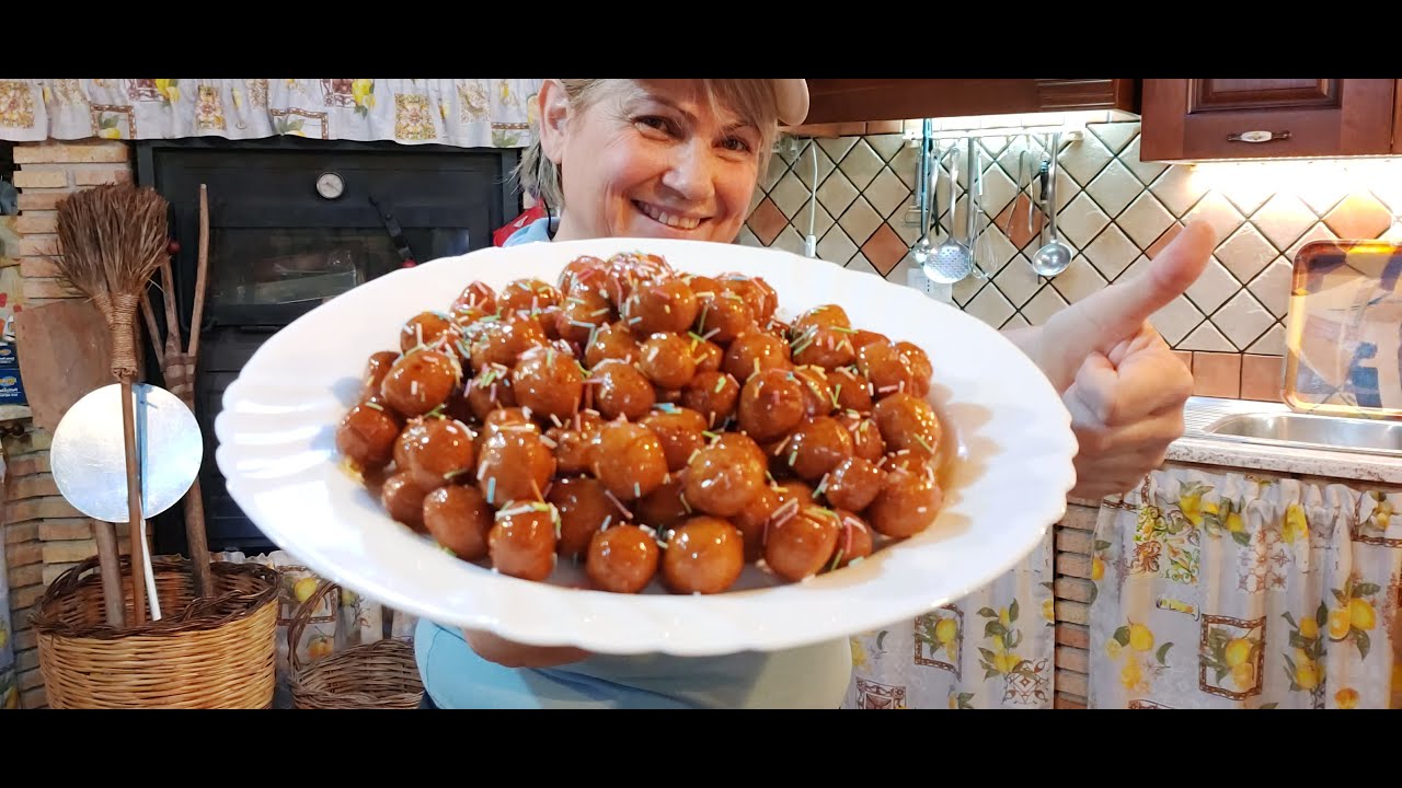 Struffoli o pizzuluna o pagnuccata o pignulata. siciliana. Friabile fuori ma tenera dentro.