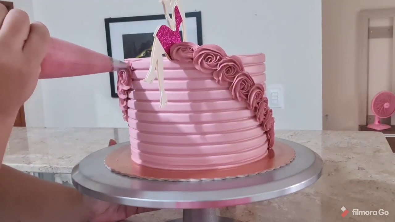 Bolo Silhueta com rosetinhas bico 35