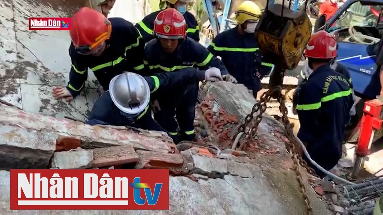 Cứu sống 1 người trong vụ sập tường công trình xây... - youtube