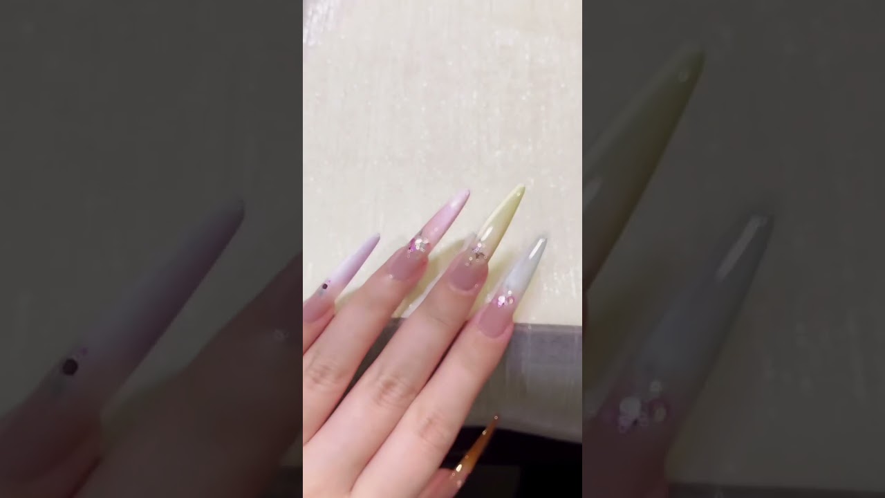 Nail Art !! 💅🏻🌈✨ Pastel ombre nails with glitter accents! 