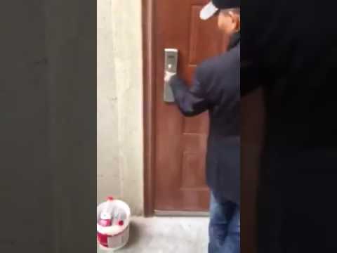 Come aprire un porta blindata senza mandata di chiusura youtube Aprire porta blindata senza scasso