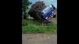 Detik detik truk terguling dan supir nya terkunci di dalam kabin