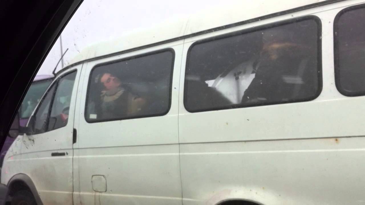 Девушка спит в машине