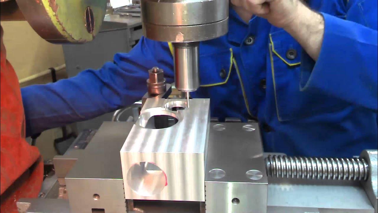 Фрезеровщик расточник. Ма-655 станок. Фрезеровщик на вертикальном станке. Фрезеровщики видео. Фрезеровщик фото.