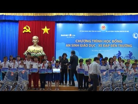Video Phó Chủ tịch nước Đặng Thị Ngọc Thịnh trao học bổng... - YouTube