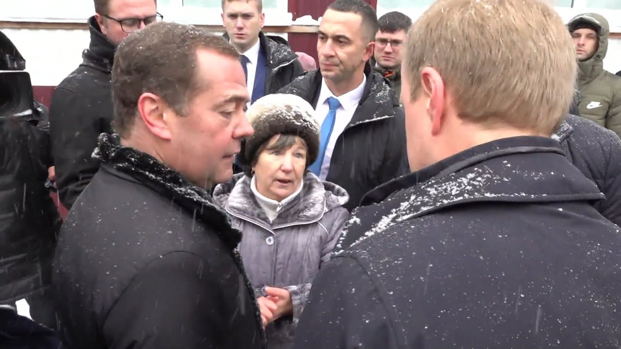 Встать на колени перед человеком. На коленях перед Медведевым. Упала на колени перед Медведевым. Пенсионерка и Медведев. Женщина на коленях перед Медведевым.