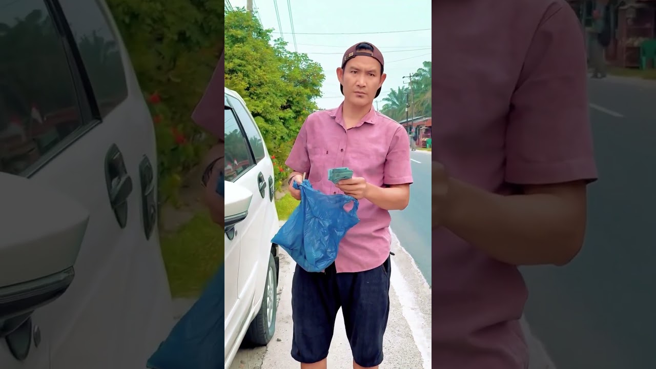 Poor Woman Walking Alone Gets Help From a Kind Man 🚶‍♀️❤️🤝