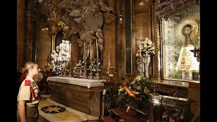 SAR la Princesa de Asturias realiza una ofrenda a la Virgen del Pilar