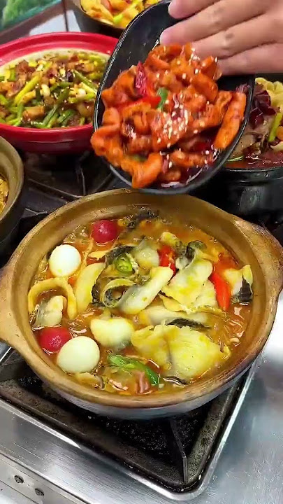 The signature dish Sichuan style casserole series combines traditional casseroles with Sichuan c