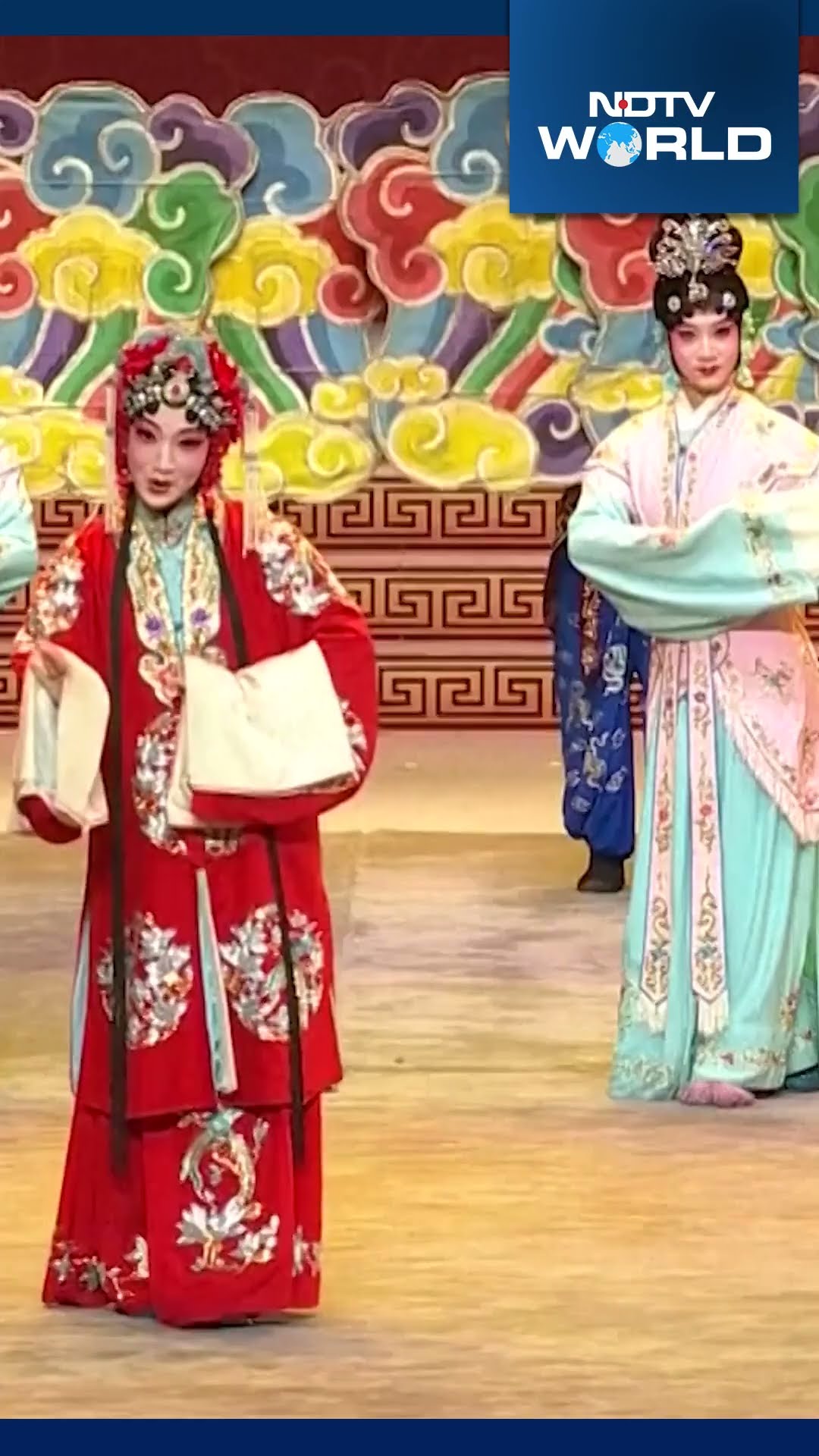 Chinese Leaders Attend New Year Gala Featuring Traditional Operas