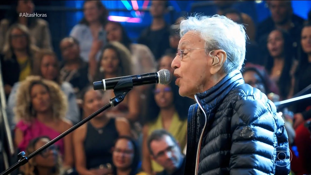 Caetano Veloso canta "Divino Maravilhoso" no Altas Horas