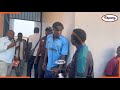 JONATHAN SOWAH HUYU HAPA ALIYEMFUNGA DIARRA TAZAMA ALIVYOTOKA UWANJANI BAADA YA MECHI NA YANGA JONATHAN SOWAH HUYU HAPA ALIYEMFUNGA DIARRA TAZAMA ALIVYOTOKA UWANJANI BAADA YA MECHI NA YANGA