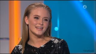 Miniatura de "Zara Larsson blir överraskad av sin gamla lärare och sjunger Diana i Hellenius hörna 2015"