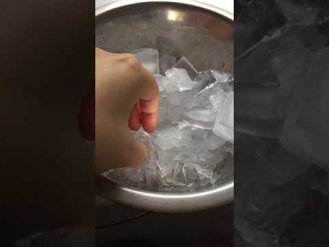 CRUNCHY ICE EATING［ASMR］氷の咀嚼音です