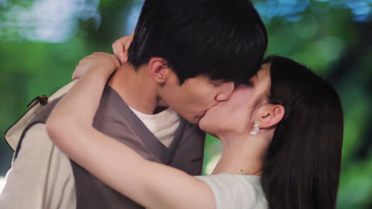 【狙击蝴蝶】😍人前乖巧的小奶狗，被霸道姊姊突然強吻。起初愣住，隨後卻閉上眼睛，雙手主動摟住她的腰，生澀而熱烈地回應。🦋#狙击蝴蝶 #周柯宇 #陈妍希 #最新電影#愛情電影