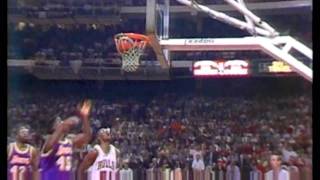 LeBron James Imitates Michael Jordan's Famous Switch Hand Layup HD