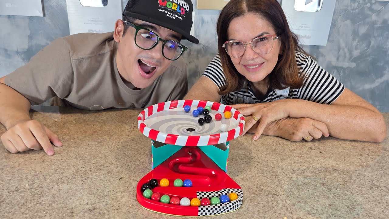 CORRIDA DE BOLINHAS DE GUDE NA PISTA GIRATÓRIA MALUCA!!