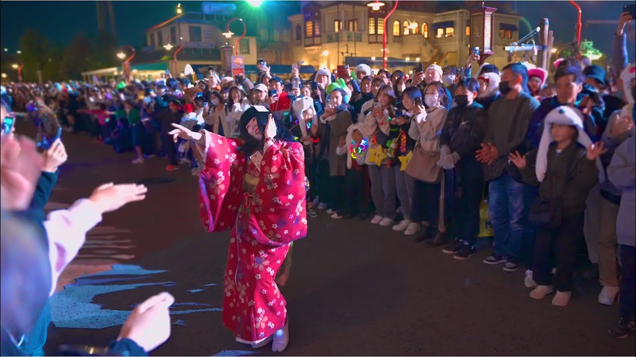 【USJ】超リアル！日本人形ゾンビのado 唱ダンス