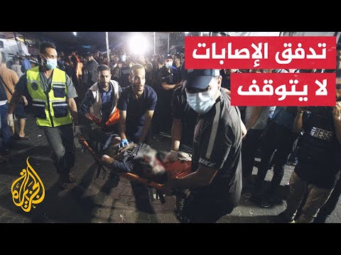 إصابات تصل إلى مستشفى شهداء الأقصى بعد قصف منزل في دير البلح في قطاع غزة