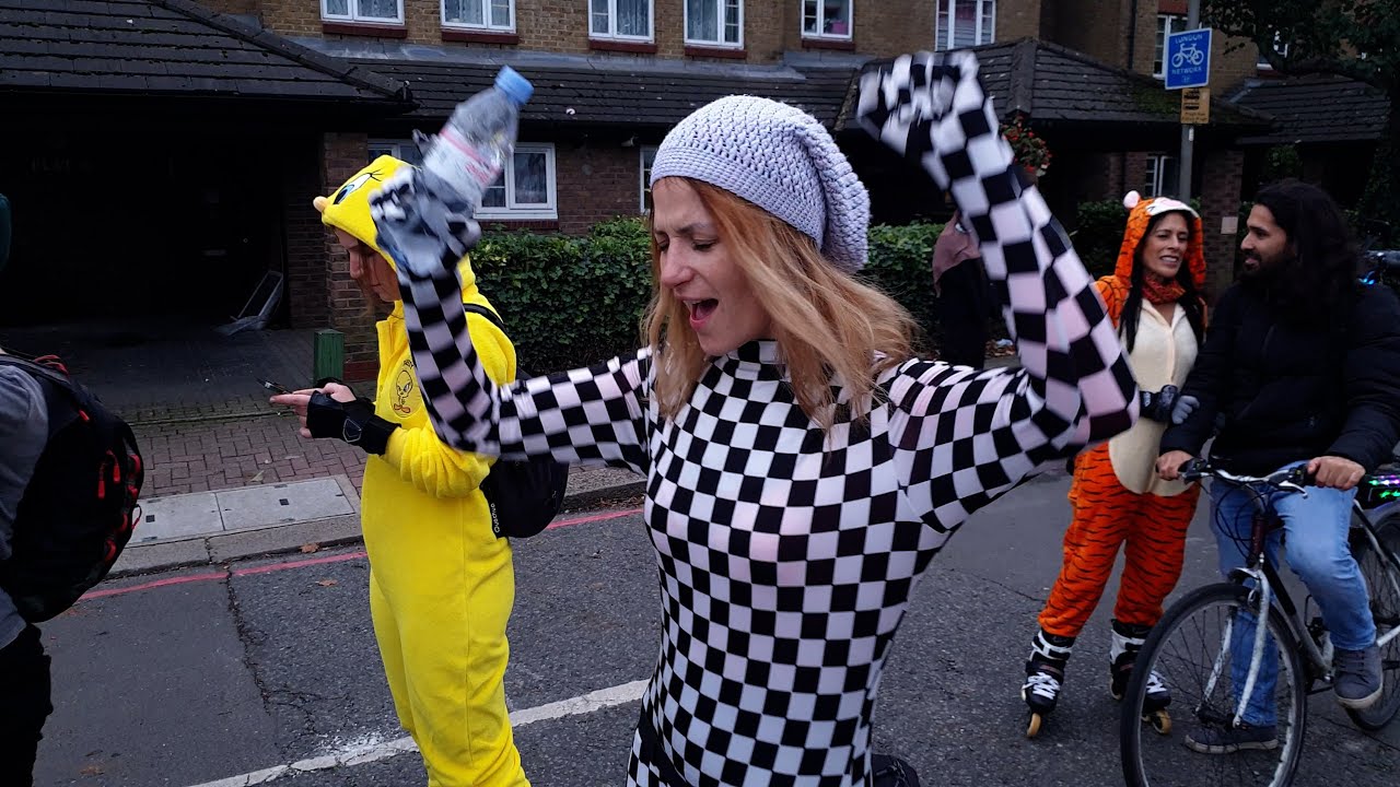 Roller skating on the streets of London, Onesie Skate London 14 11 2021