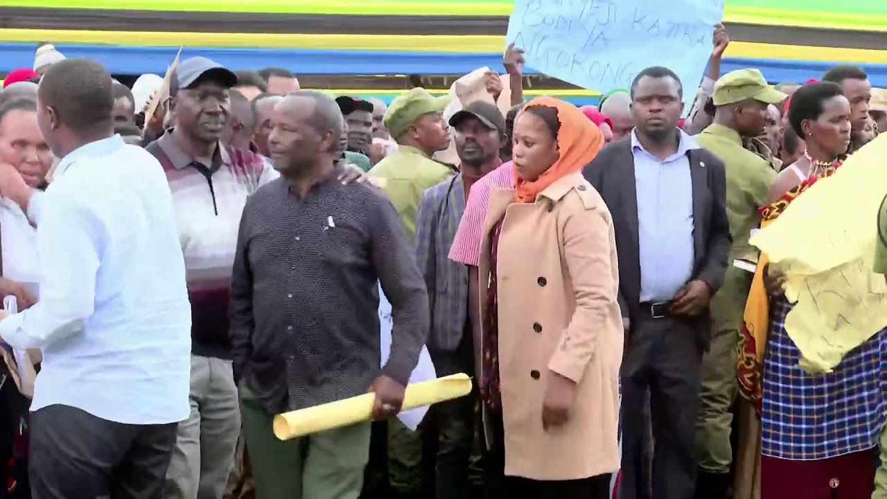 WAZIRI MKUU ANAZUNGUMZA NA WANANCHI KARATU MJINI