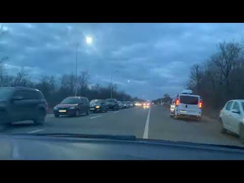 Видео: Черга 10 км із автомобілів на україно-румунському кордоні