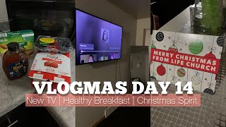 VLOGMAS DAY 14 | NEW LIVING ROOM TV, EATING A HEALTHY BREAKFAST, GETTING IN THE CHRISTMAS SPIRIT