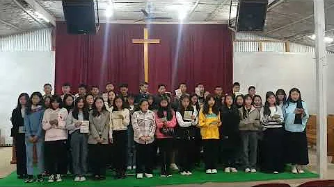 Youth take the anti-tobacco pledge.