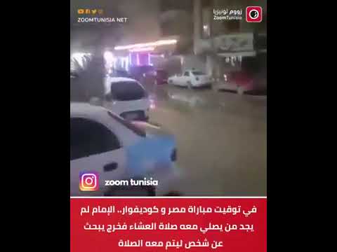 إمام مسجد في مصر يبحث عن مصلين لإقامة الصلاة أثناء مباراة المنتخب بينما بجوار المسجد مئات الشباب