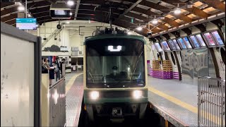 江ノ島電鉄2000形2001編成（トップナンバー）が鎌倉行きとして藤沢駅に到着停車するシーン（2024.5.13.21:51）