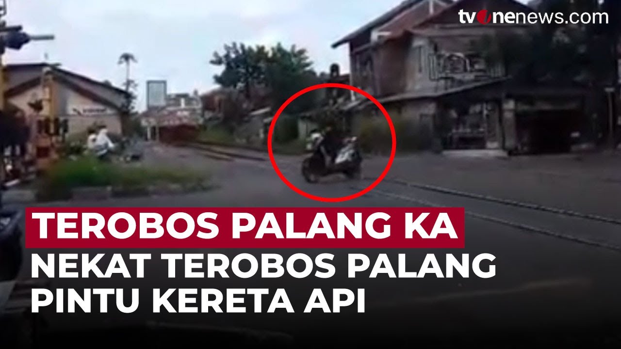 Nekat Menerobos Palang Perlintasan, Nyawa Pemotor di Bandung Hampir Hilang | OneNews Update
