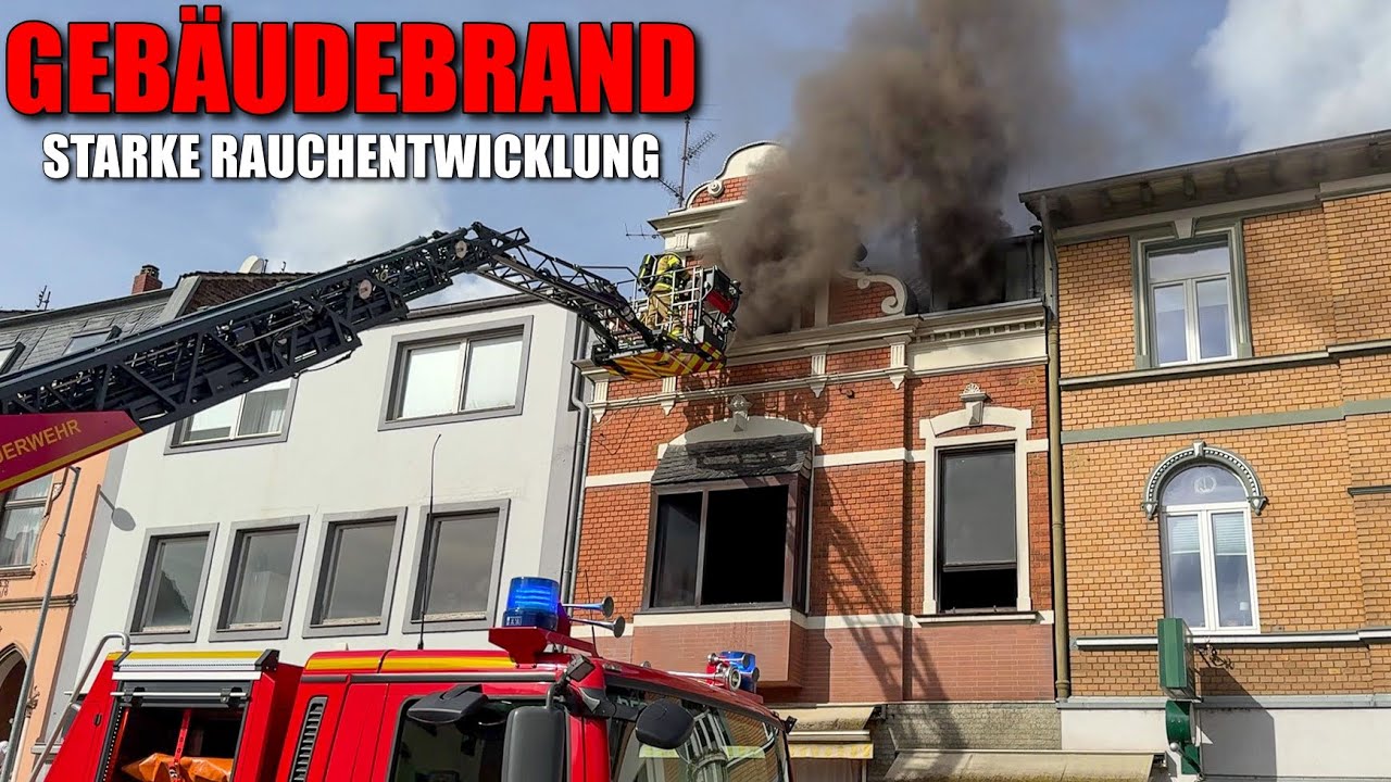 [GEBÄUDEBRAND MIT MENSCHENRETTUNG!] - Starke Rauchentwicklung - 4 Verletzte - Großeinsatz in Bedburg