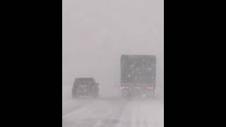 Intense snowfall is making travel difficult in Gary, Indiana, US 🇺🇸 (10.11.2025)