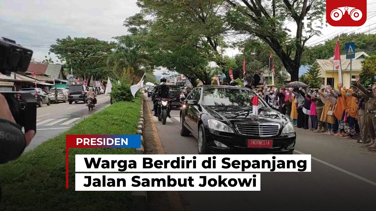 Warga Berdiri di Sepanjang Jalan Sambut Jokowi
