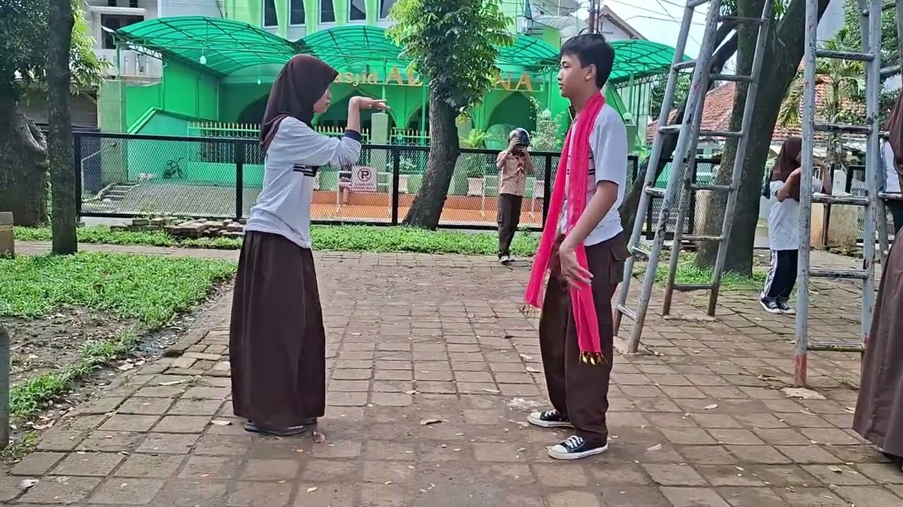 kelompok tugas nari sirih kuning (Alleira Early A.M & Abdul Hakim)