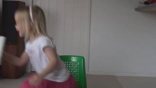 Mia Mesel, 3 Kismalac Es A Farkas