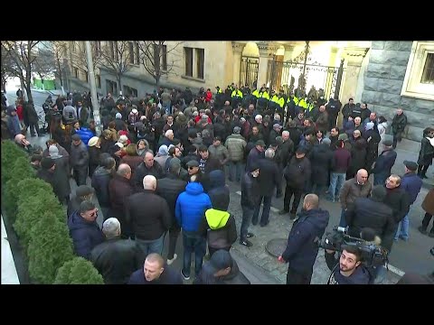 საპროტესტო აქცია და სირცხვილის კორიდორი - პარლამენტთან პიკეტირება დასრულდა