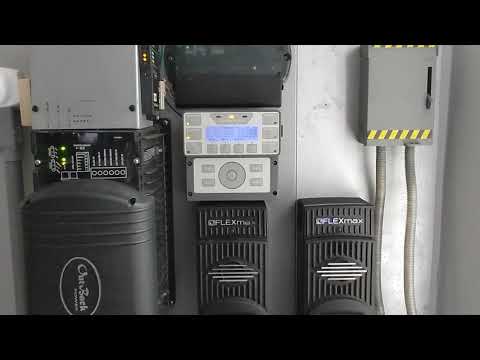 Video: ¿Puedo conectar dos controladores de carga en el mismo banco de baterías?