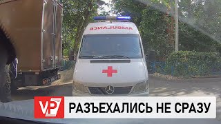 СКОРАЯ ПОМОЩЬ И ИНОМАРКА НЕ СМОГЛИ РАЗЪЕХАТЬСЯ В ЦЕНТРЕ ВОЛГОГРАДА