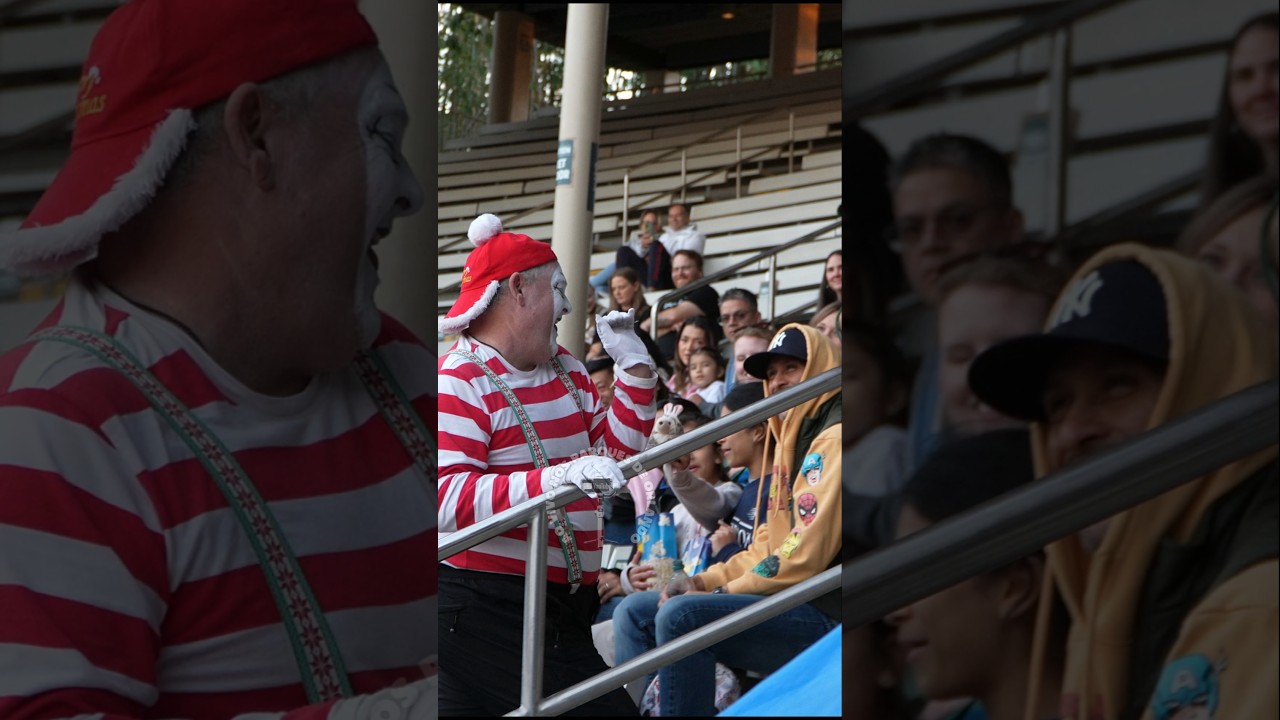 Tom o mímico imitando uma mulher subindo a escada 😂🤣 #tomthemime #seaworldorlando #seaworldmime