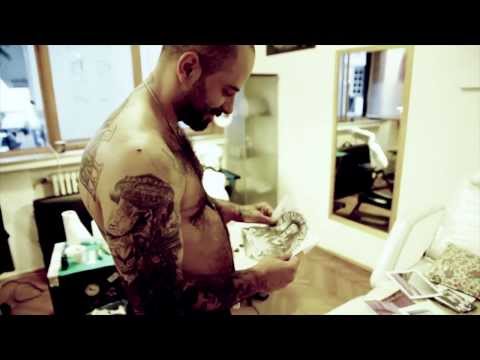 Uzzi isi tatueaza spatele la fratii Macavei (Partea a III-a)